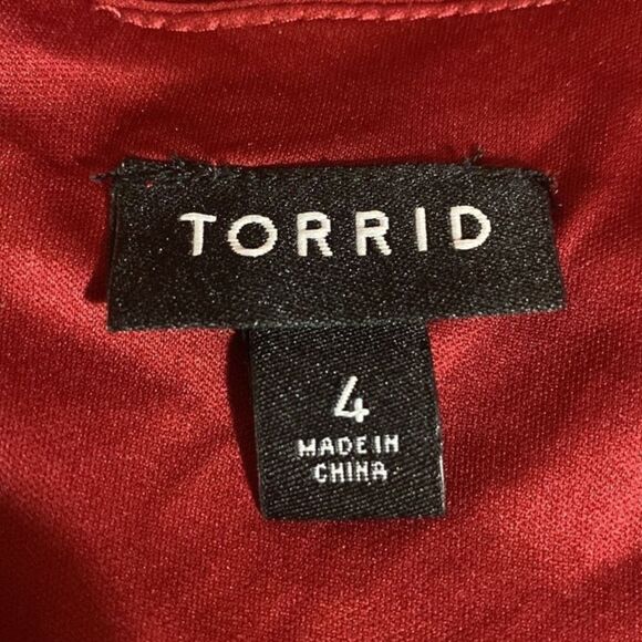 Torrid Wm’s Sz 4 Red Sweatheart Neckline Keyhole Back Lined Peplum Blouse - Picture 3 of 4